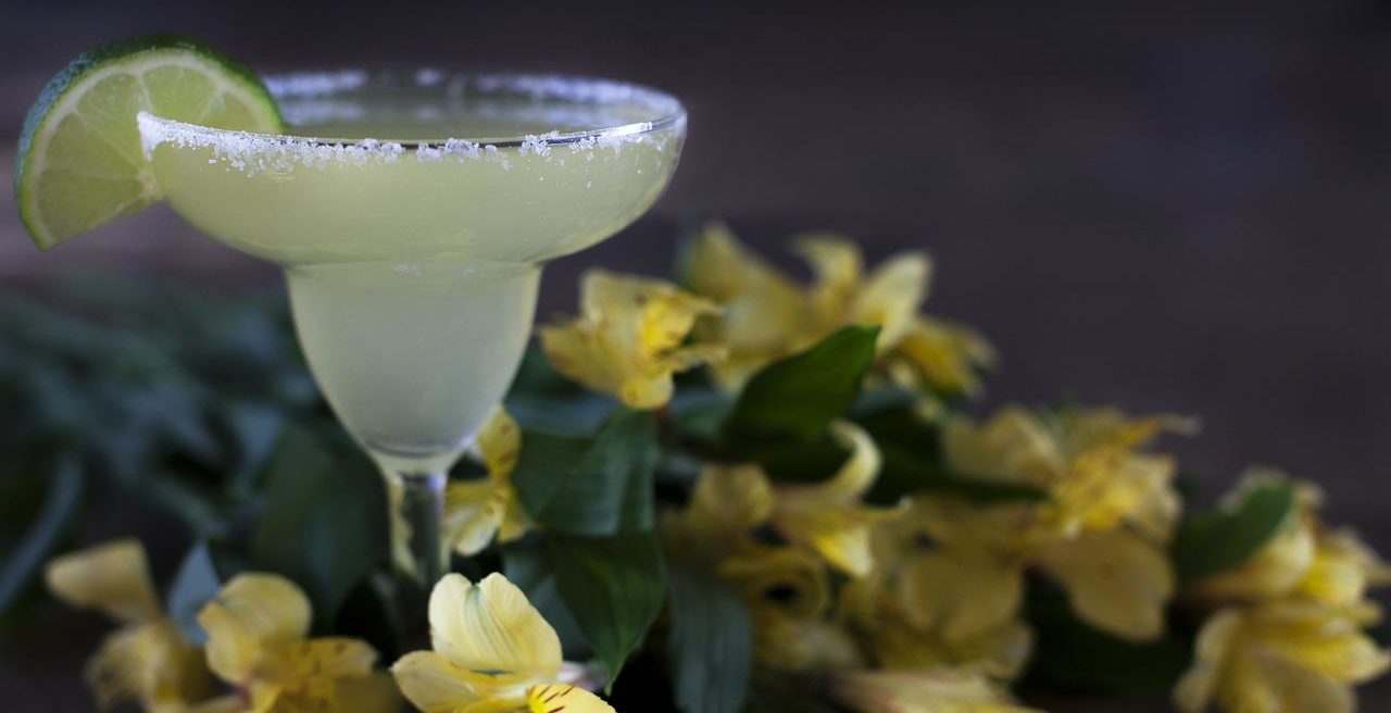 een margarita cocktail